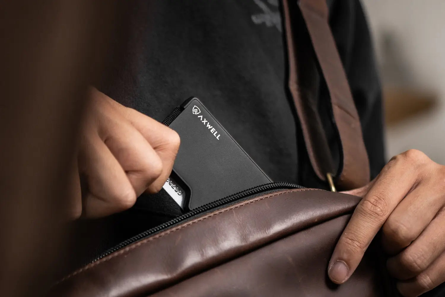 Aluminium Black Axwell Wallet Lifestyle
