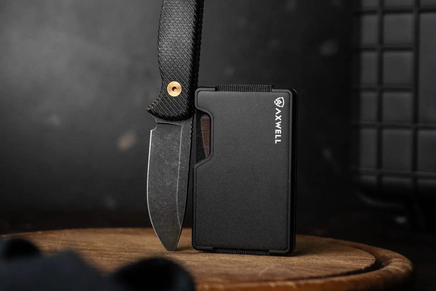Aluminium Black Axwell Wallet Lifestyle